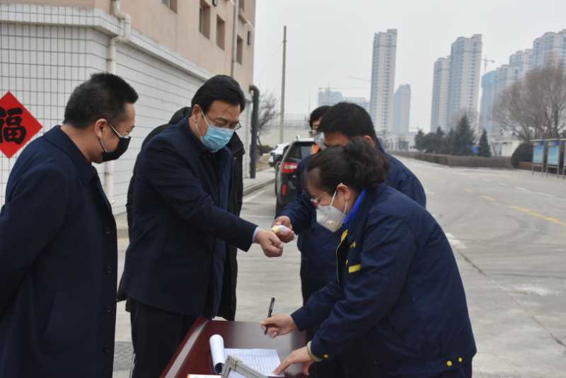 市城管局劉云飛局長(zhǎng)一行蒞臨忻州市水務(wù)有限責(zé)任公司污水處理分公司檢查疫情防控及復(fù)工復(fù)產(chǎn)工作情況。.jpg